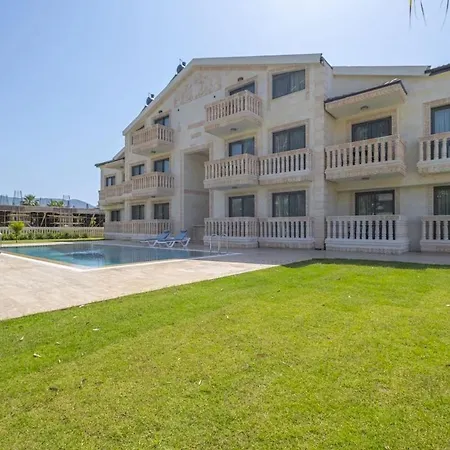 Kalender アパートホテル フェティエ