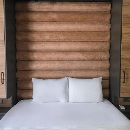 Kalender アパートホテル フェティエ